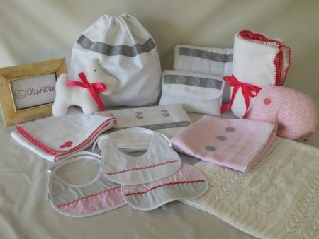 KT003 Conjunto composto por lençóis bordados à mão, fraldas com aplicações em crochet e em tecido, babetes, manta polar, manta de colo, saco primeira roupa, muda fraldas, porta documentos, bonecos elefante e cão