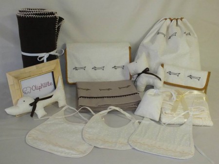 KT007 Conjunto composto por lençóis bordados à mão, babetes, manta polar, manta de colo, saco primeira roupa, muda fraldas, porta documentos, bonecos cães