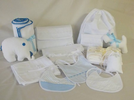 KT004 Conjunto "Vintage" em Branco com apontamentos em azul, composto por lençóis com bordado inglês, manta polar, manta de colo, muda fraldas, porta documentos, saco primeira roupa, fralda com aplicações em crochet, saco chupeta, babetes e bonecos cão e 