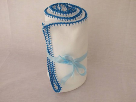 MP002   Manta polar branca com crochet azul