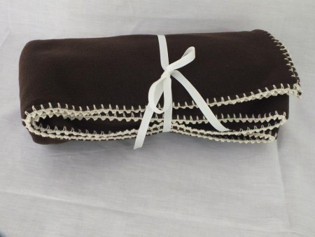 MP005 Manta polar castanha com crochet em pérola