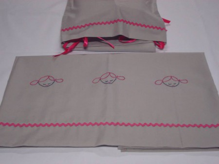 LC005 Lençol de algodão bordado à mão com boneca mimi.